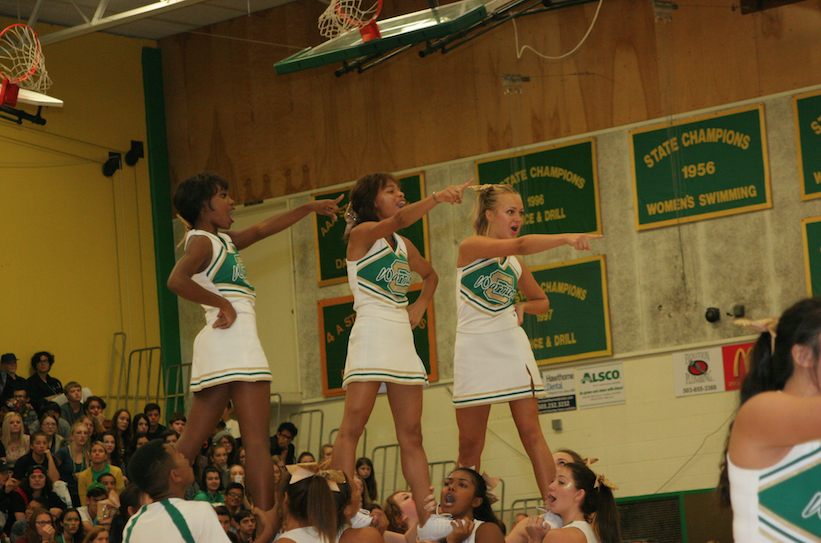 Junior Jasmy'n Sango (middle) stands atop her team. Ian Legro's photo.