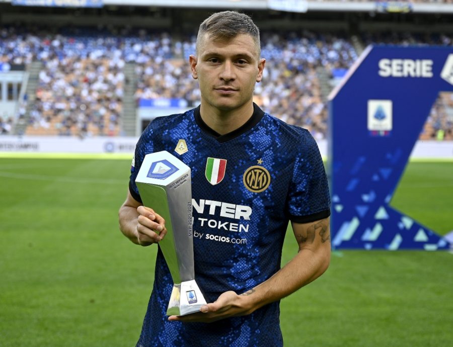 Nicolo+Barella+receives+the+best+midfielder+award+for+the+2020-21+Serie+A++season.