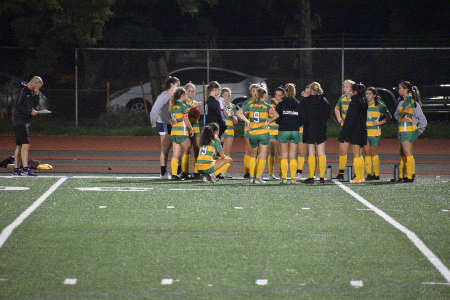The+girls+soccer+team+huddles+at+halftime+against+Franklin%2C+winning+1-0.