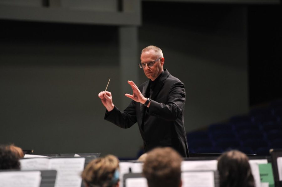 Clevelands+Gary+Riler+conducts+the+Cleveland+wind+ensemble+at+the+state+competition+May+13.